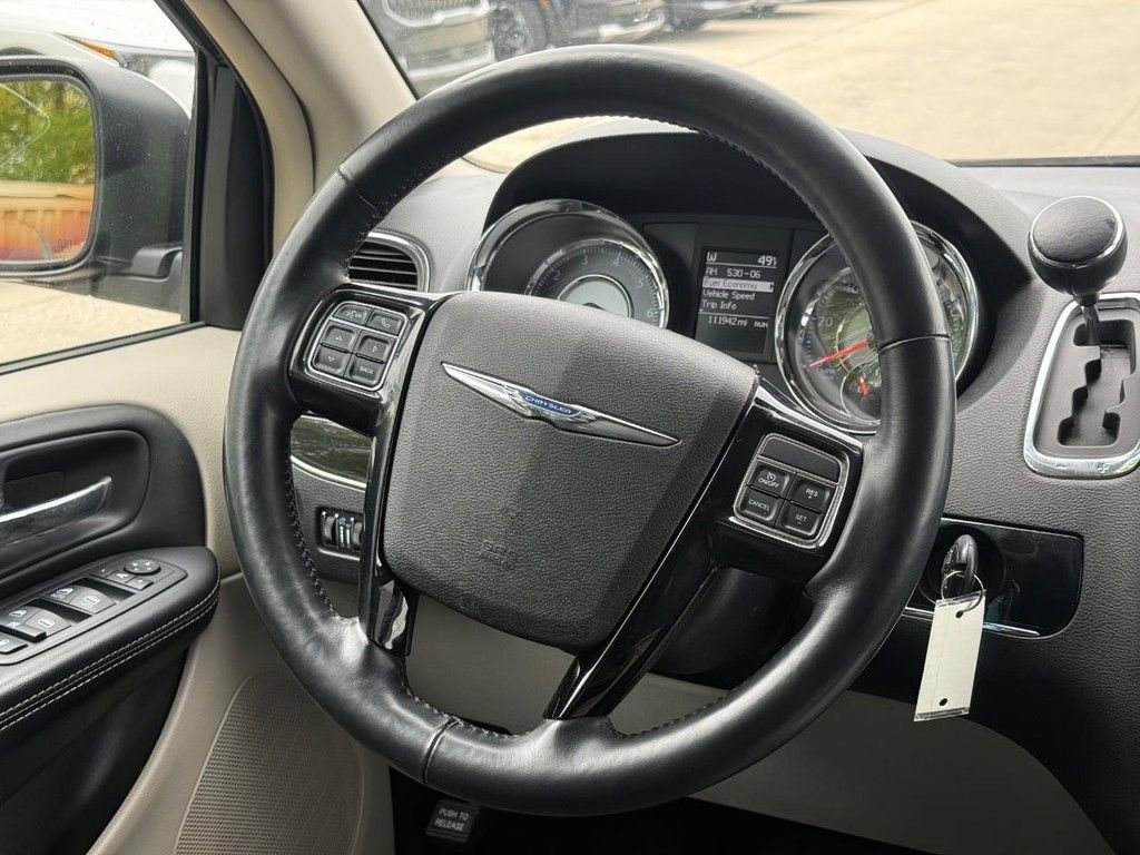 Used 2014 Chrysler Town & Country Touring-L FWD image 17