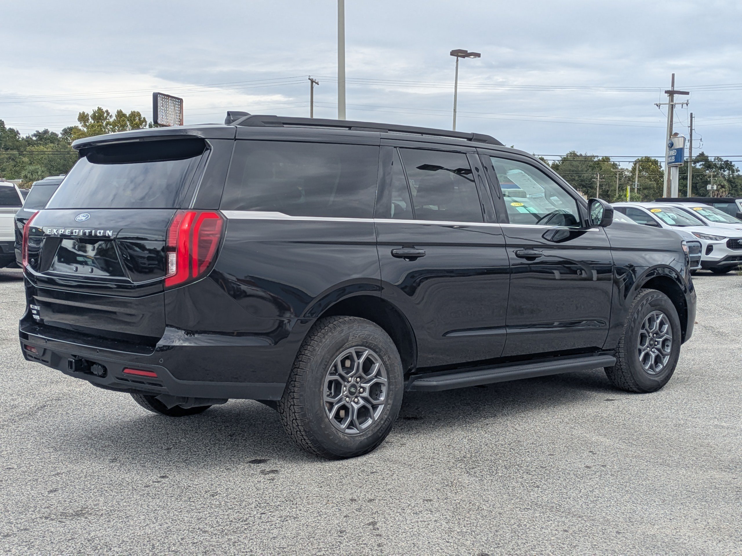 Used 2025 Ford Expedition Active RWD image 4