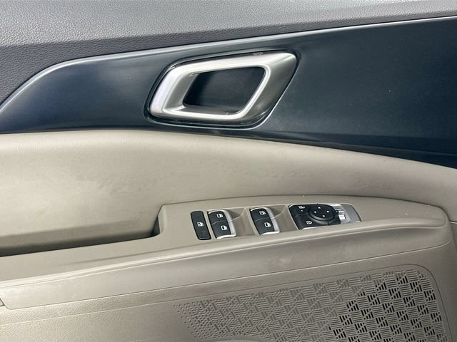 Used 2025 Kia Carnival FWD image 22