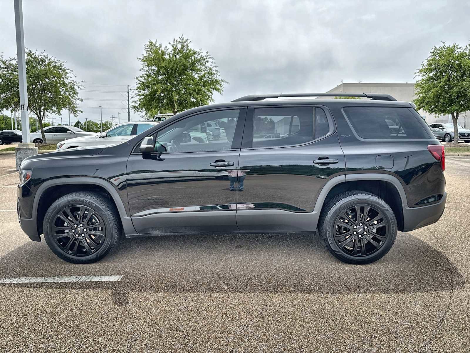 Used 2022 GMC Acadia SLE w/ Driver Convenience Package FWD image 5