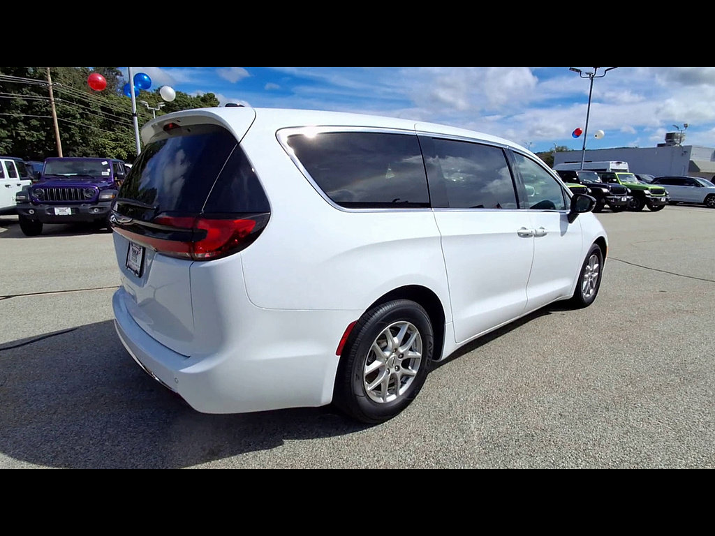 Used 2024 Chrysler Pacifica Touring-L FWD image 37