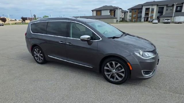 Used 2018 Chrysler Pacifica Limited w/ Tire & Wheel Group image 3