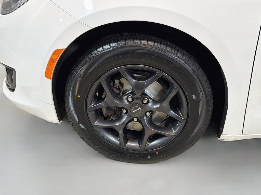 Used 2019 Chrysler Pacifica Limited w/ S Appearance Package FWD image 32