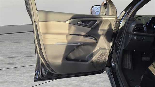 Used 2025 Chevrolet Traverse LT image 12