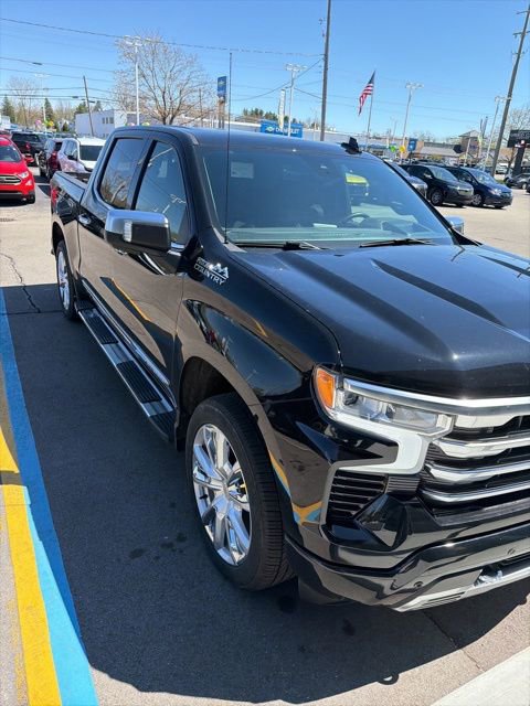 Used 2024 Chevrolet Silverado 1500 High Country w/ High Country Premium Package AWD/4WD image 3