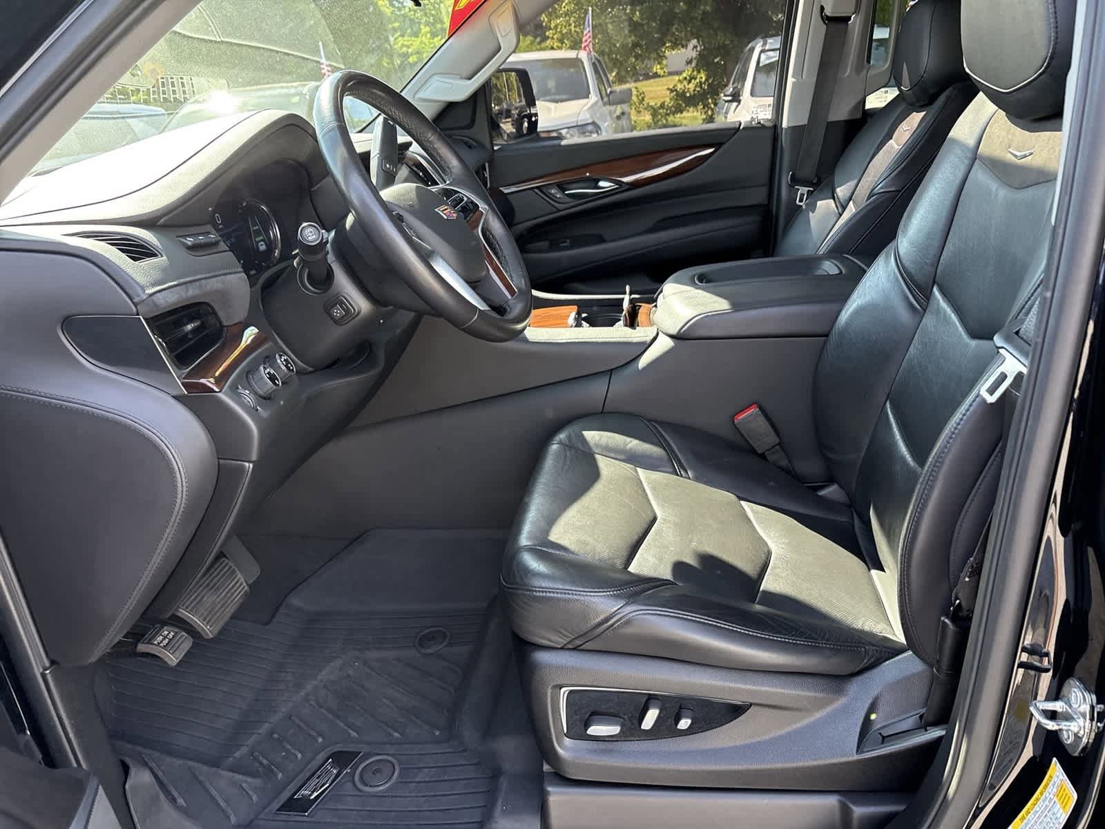 Used 2020 Cadillac Escalade Luxury w/ LPO, Radiant Package AWD/4WD image 20