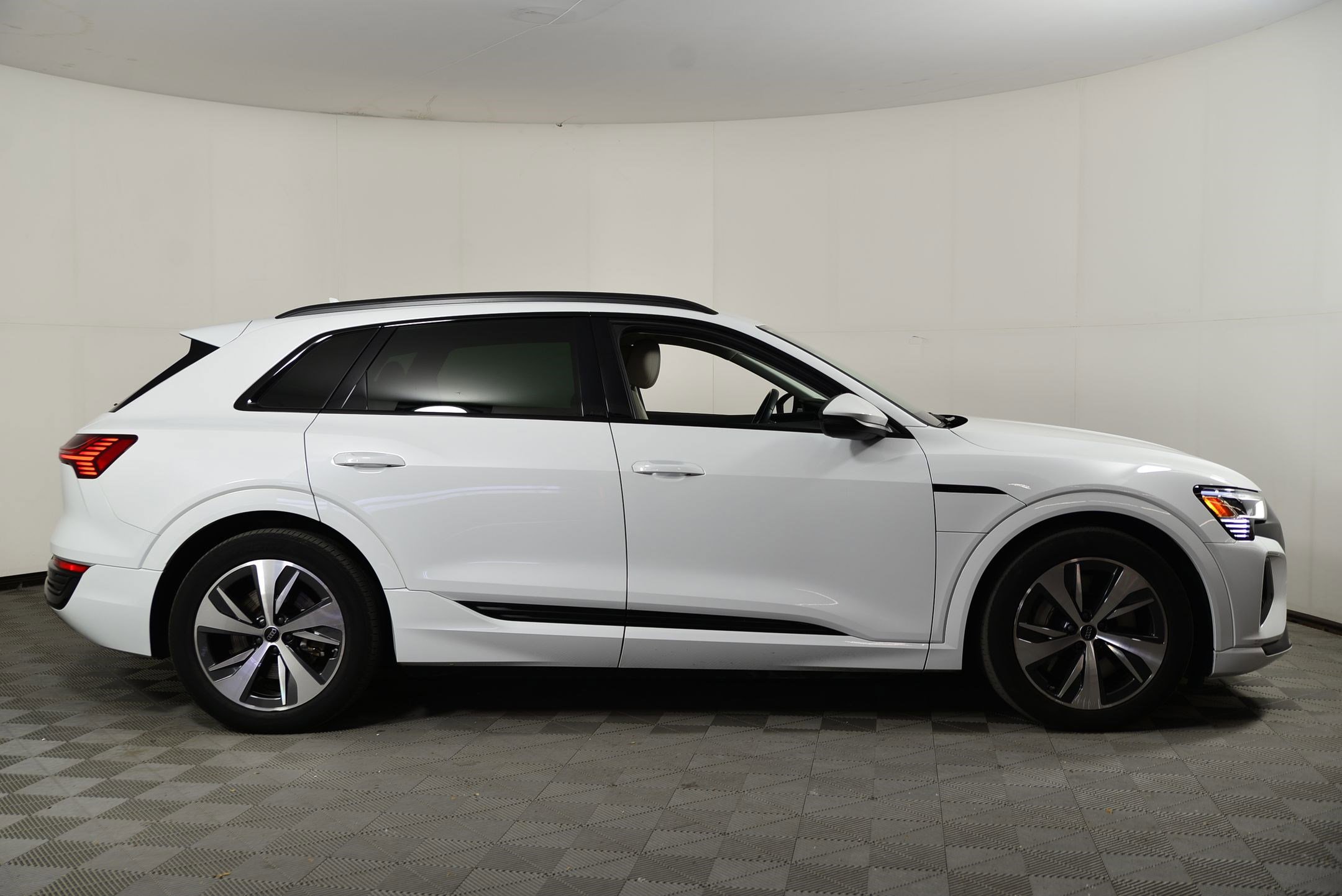 Certified 2024 Audi Q8 e-tron Premium image 7