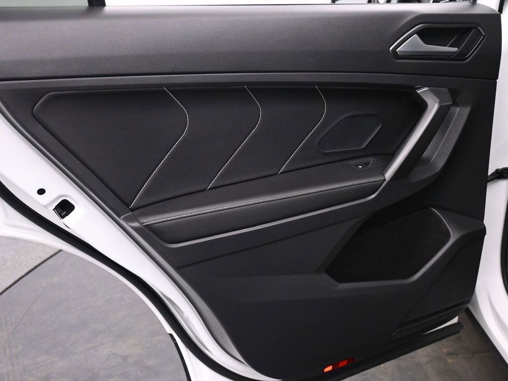 Used 2022 Volkswagen Tiguan SE w/ Panoramic Sunroof Package FWD image 16
