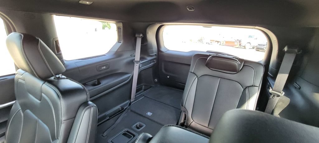 Used 2024 Jeep Grand Cherokee L Limited w/ Luxury Tech Group II RWD image 14