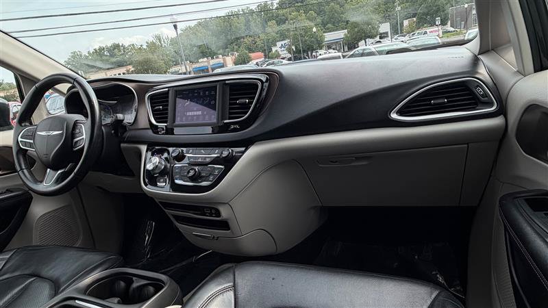 Used 2018 Chrysler Pacifica Touring-L FWD image 35