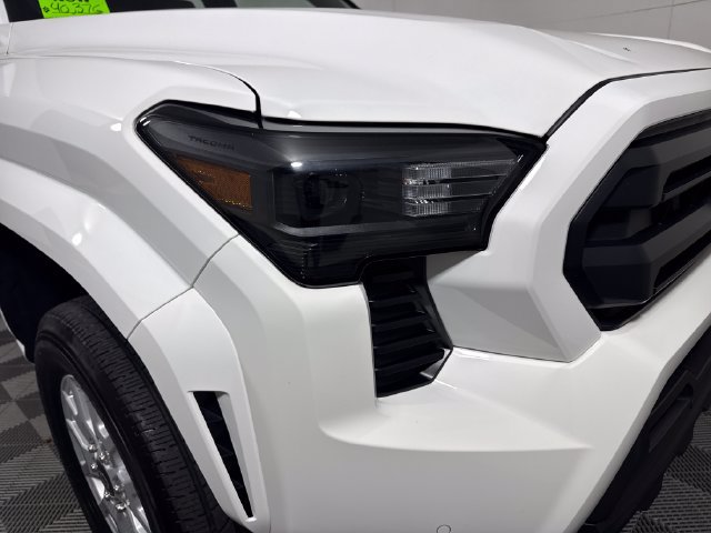 Used 2024 Toyota Tacoma SR5 AWD/4WD image 12