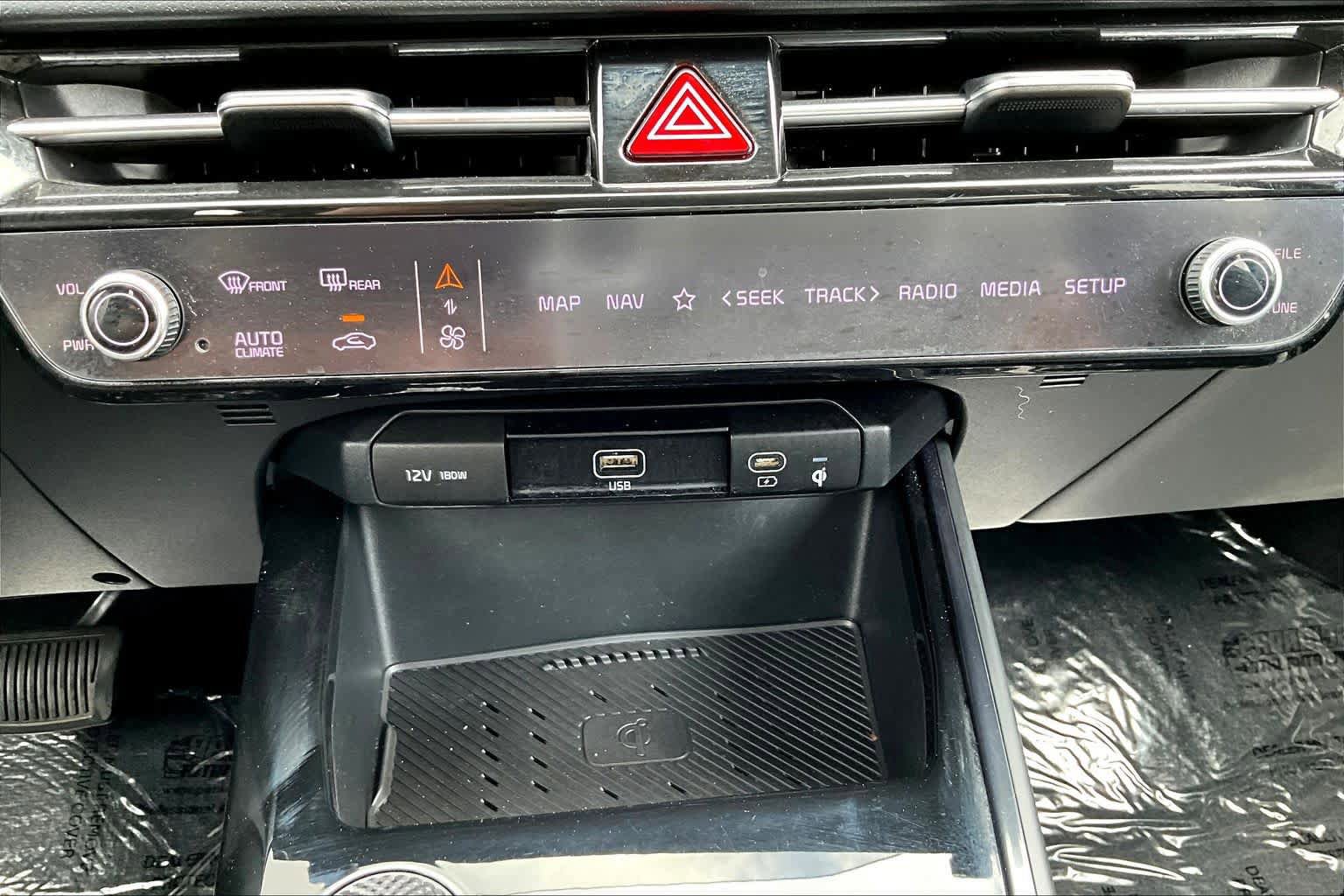 Used 2023 Kia Niro EX image 32