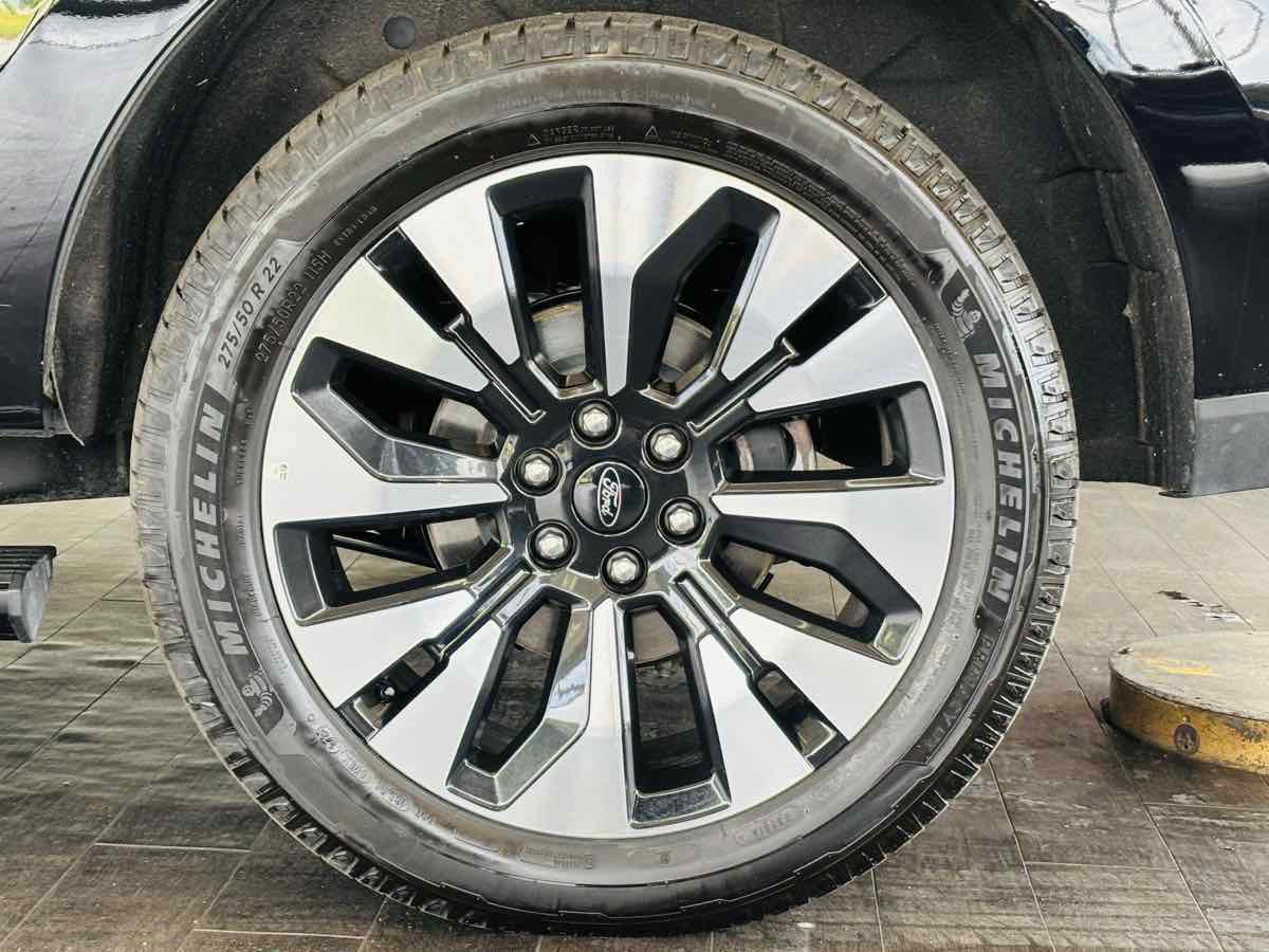 Used 2025 Ford Expedition Platinum w/ Driver's Package AWD/4WD image 25