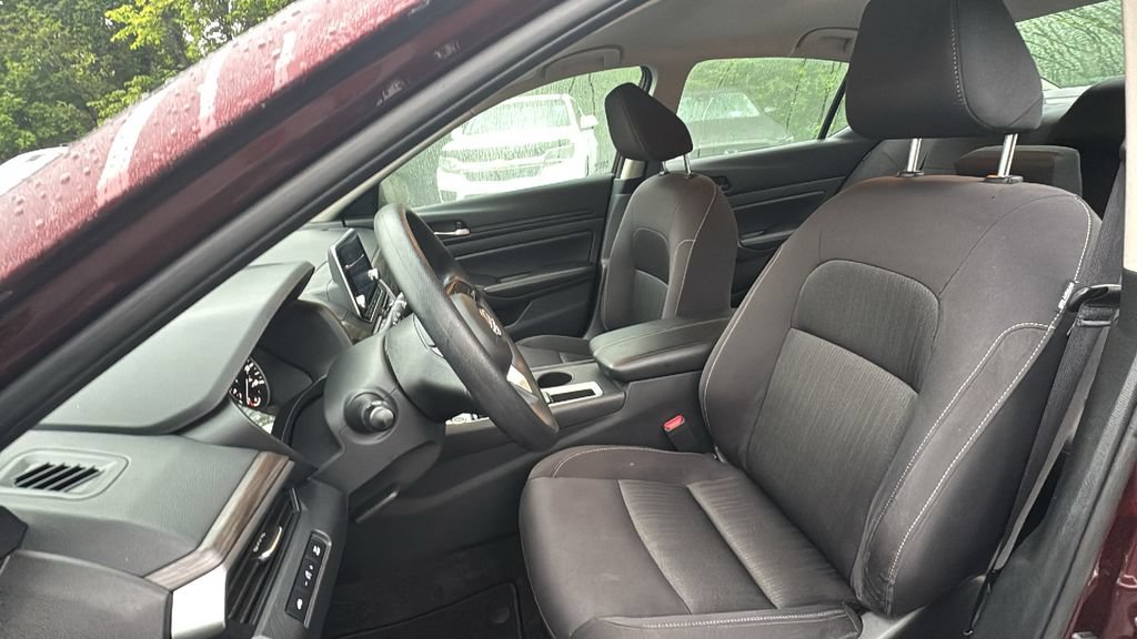 Used 2025 Nissan Altima 2.5 SV FWD image 10