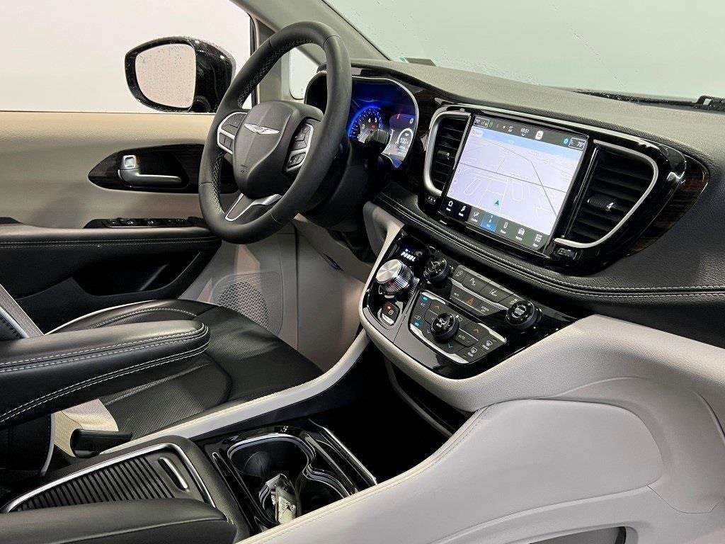 Used 2024 Chrysler Pacifica Limited image 13