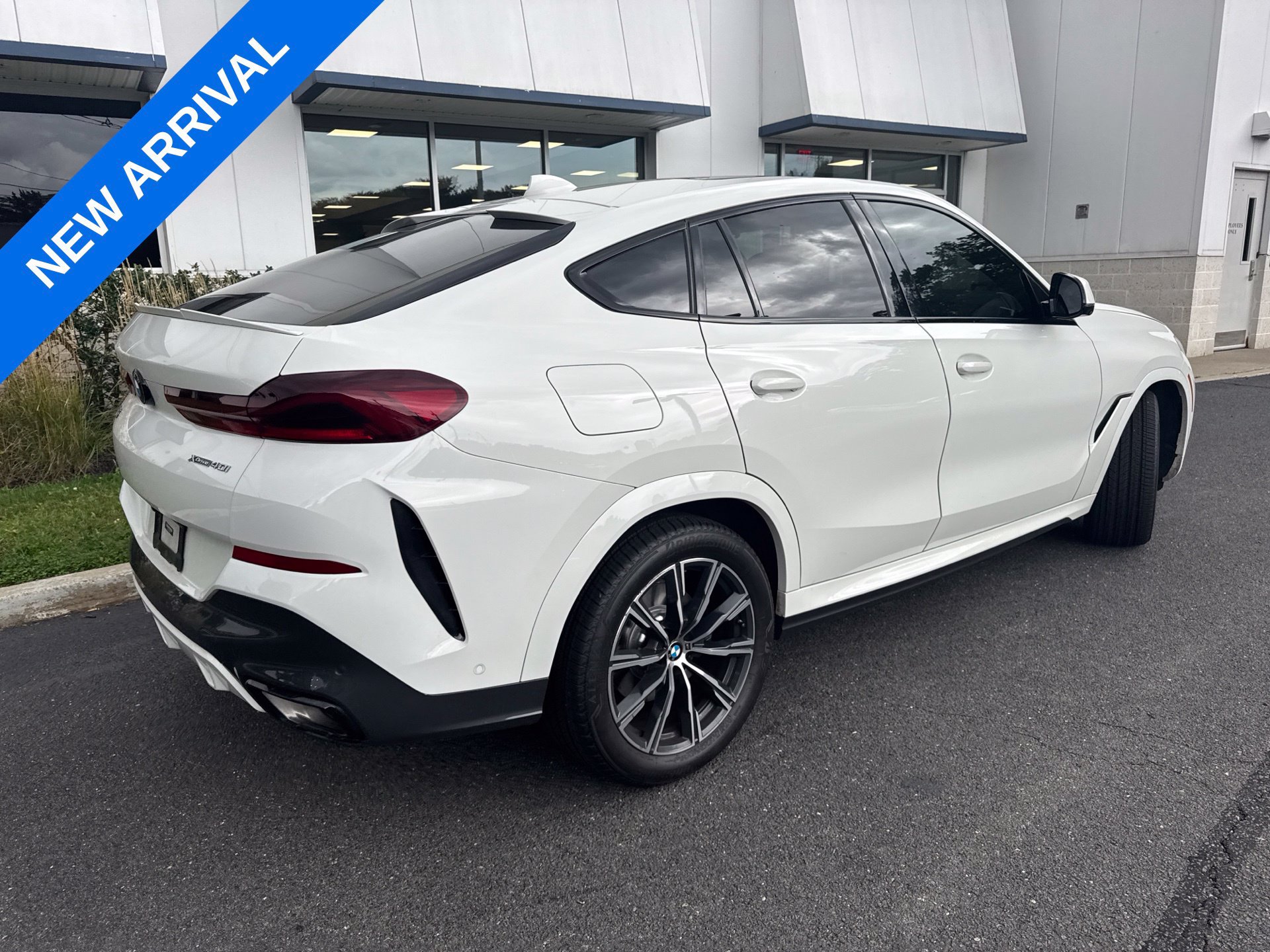 Used 2023 BMW X6 xDrive40i w/ M Sport Package AWD/4WD image 2