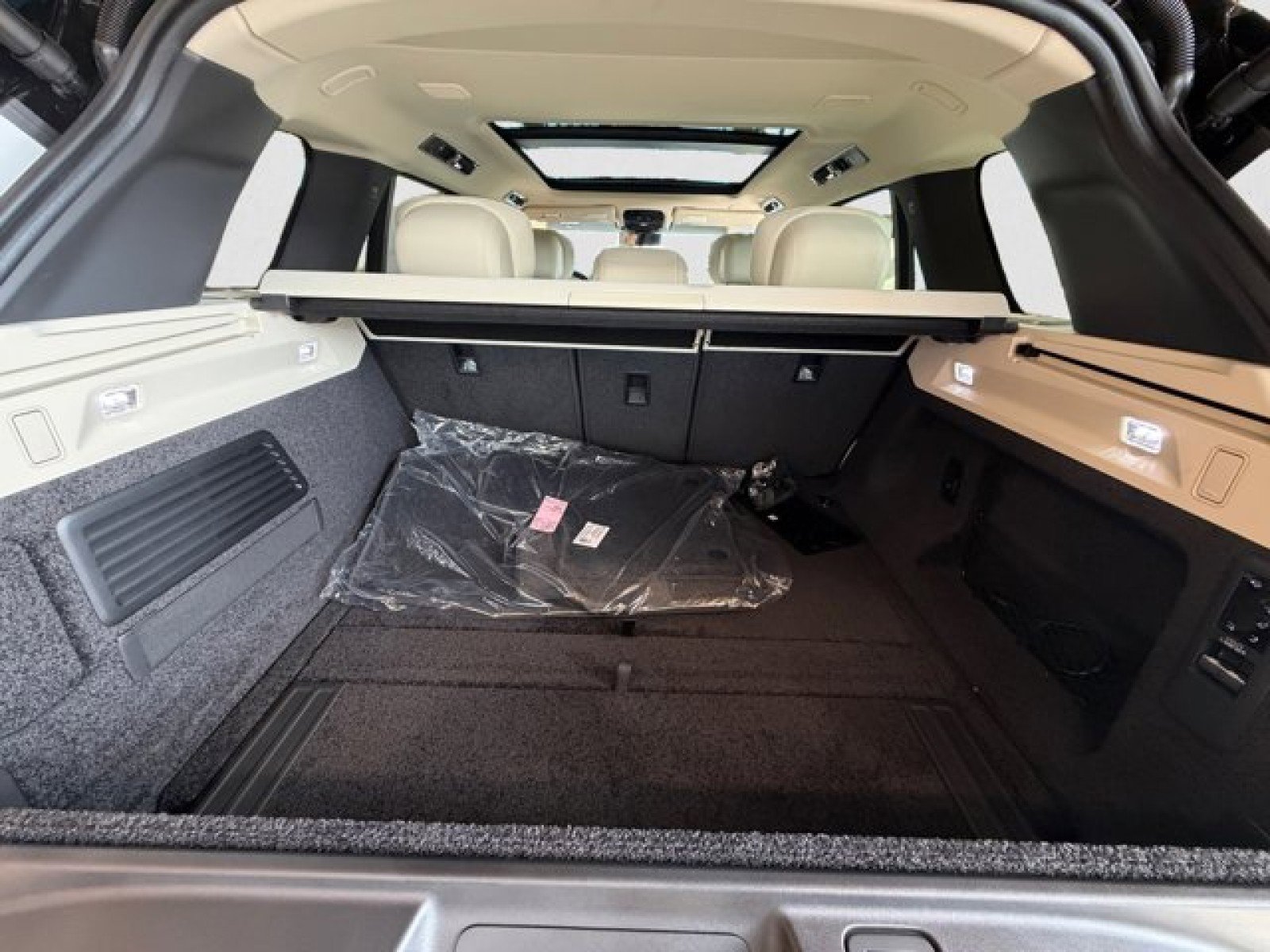 New 2026 Land Rover Range Rover Autobiography AWD/4WD image 19