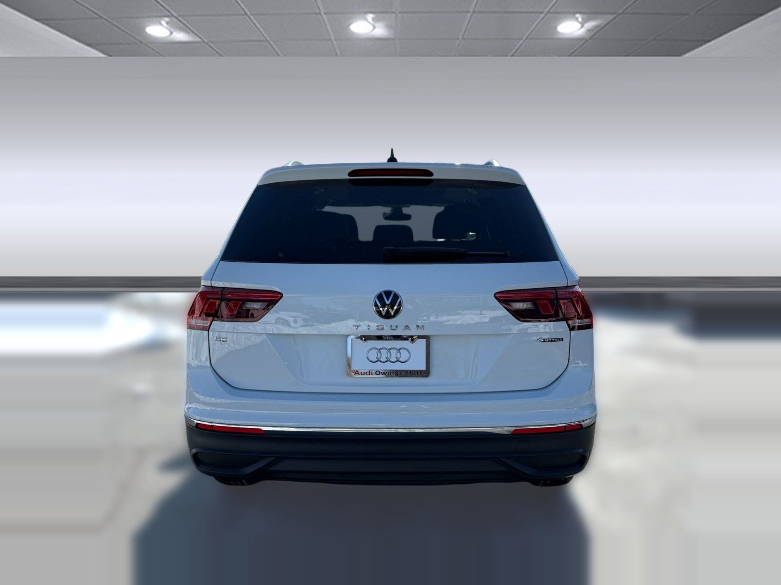 Used 2024 Volkswagen Tiguan SE w/ Panoramic Sunroof Package image 9