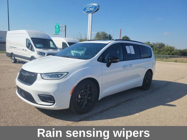 Used 2025 Chrysler Pacifica Limited image 17