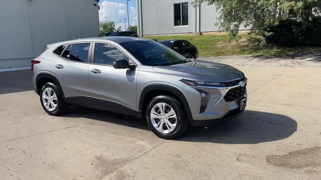 Used 2024 Chevrolet Trax LS FWD image 2