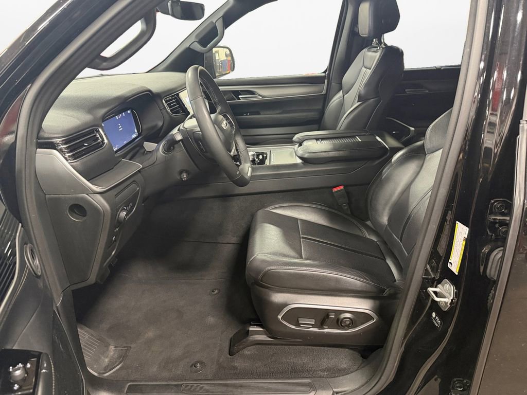 Used 2025 Jeep Wagoneer L Series III AWD/4WD image 15