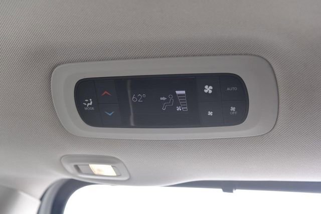 Used 2023 Chrysler Pacifica Limited FWD image 23