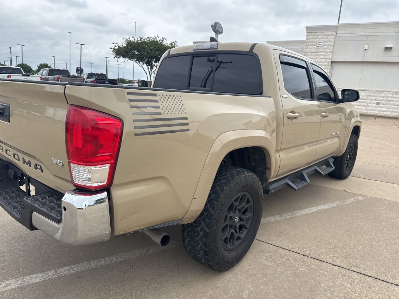 Used 2017 Toyota Tacoma SR5 w/ Tow Package RWD image 5