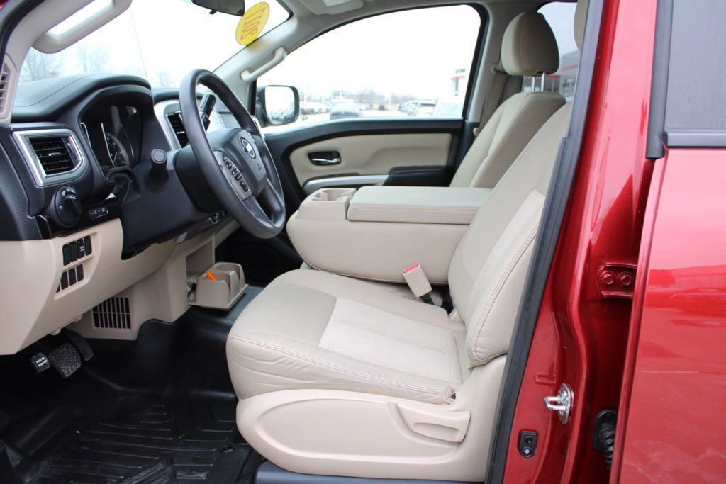 Used 2017 Nissan Titan SV image 15