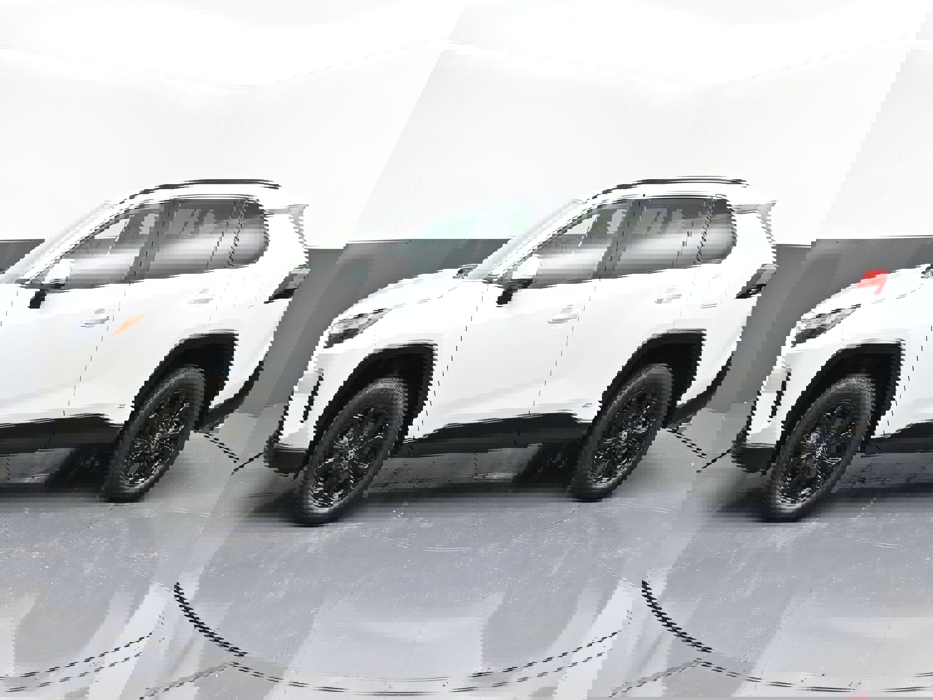 Used 2023 Toyota RAV4 SE image 4