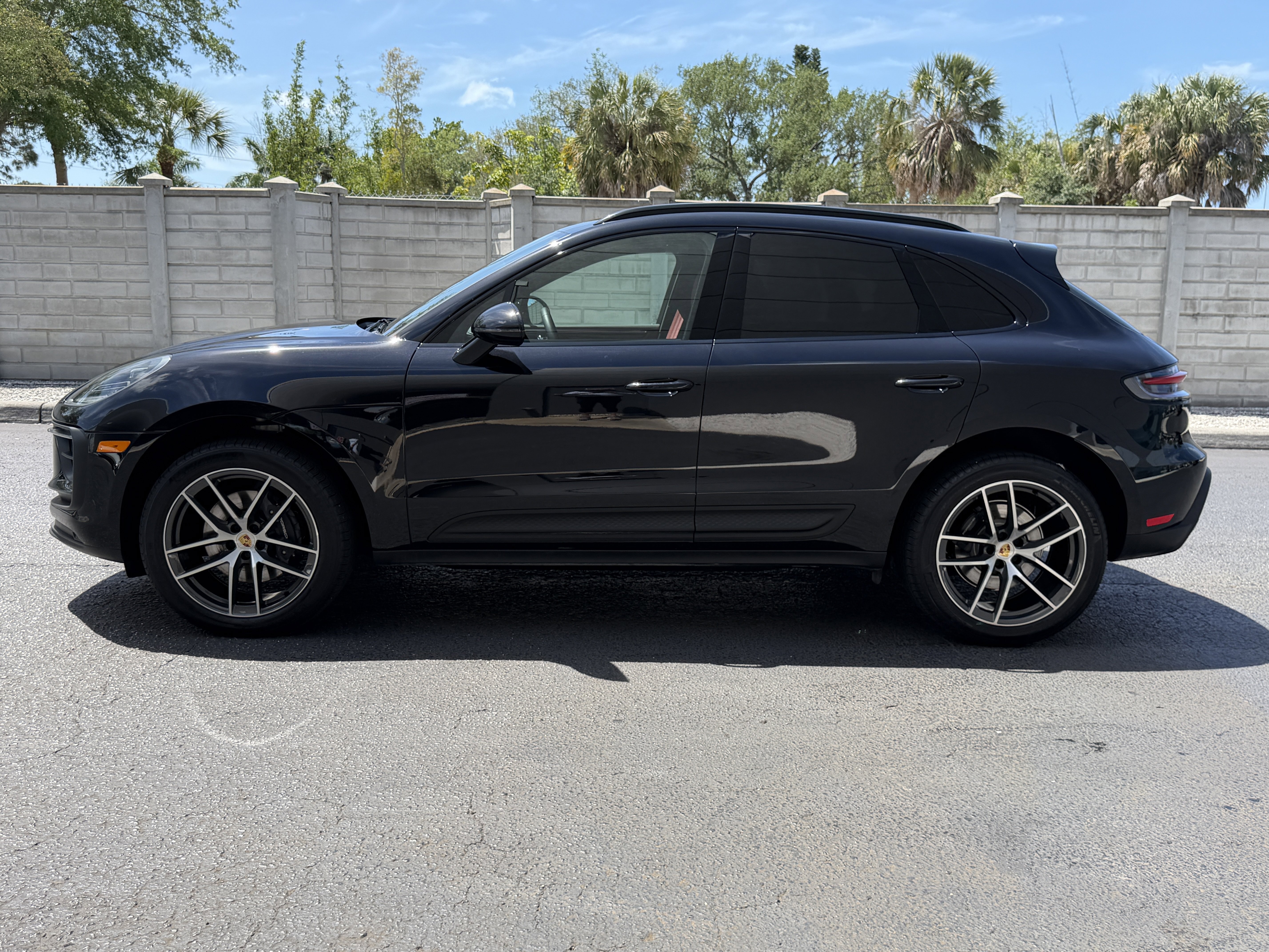 Certified 2025 Porsche Macan image 2