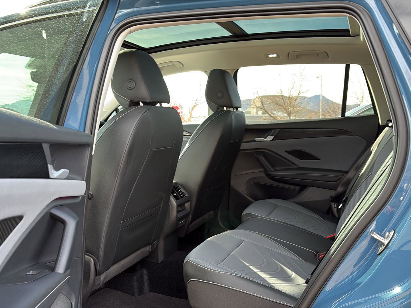 Used 2025 Volkswagen Tiguan SE image 14