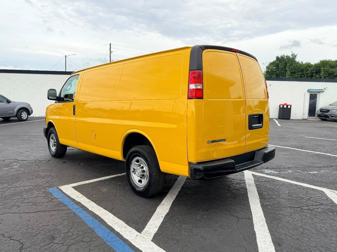 Used 2020 Chevrolet Express 2500 RWD image 5