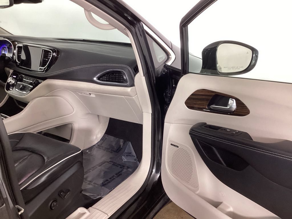 Used 2022 Chrysler Pacifica Limited FWD image 22