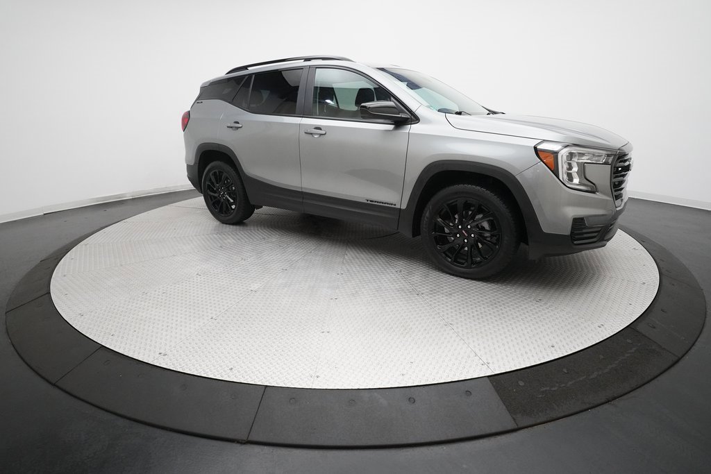 Used 2023 GMC Terrain SLE w/ Driver Convenience Package image 13