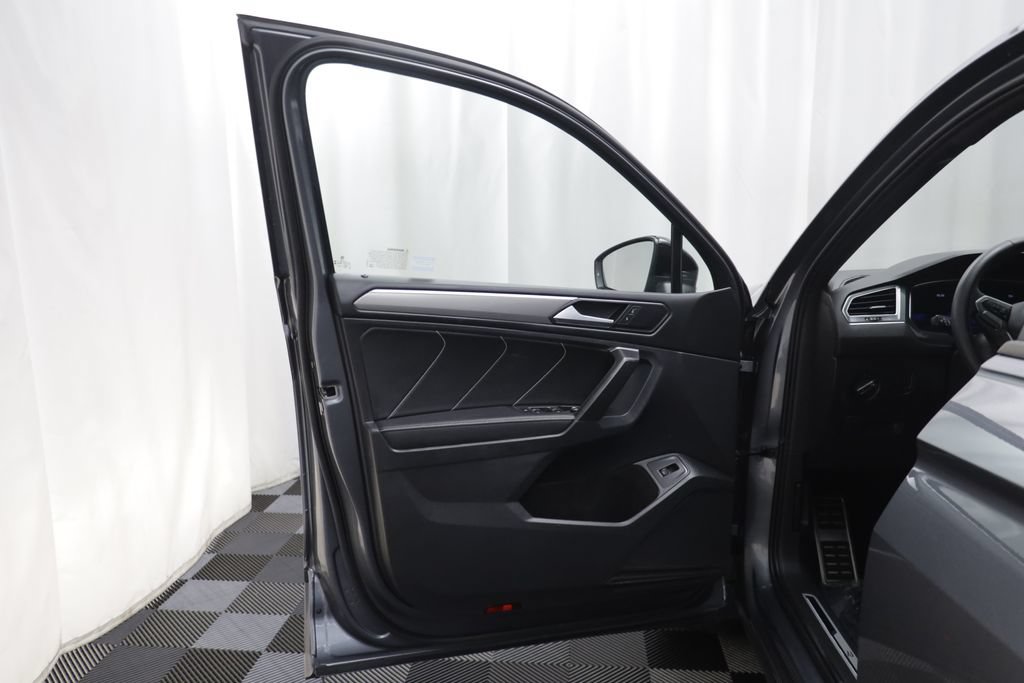 Certified 2023 Volkswagen Tiguan SE R-Line FWD image 4