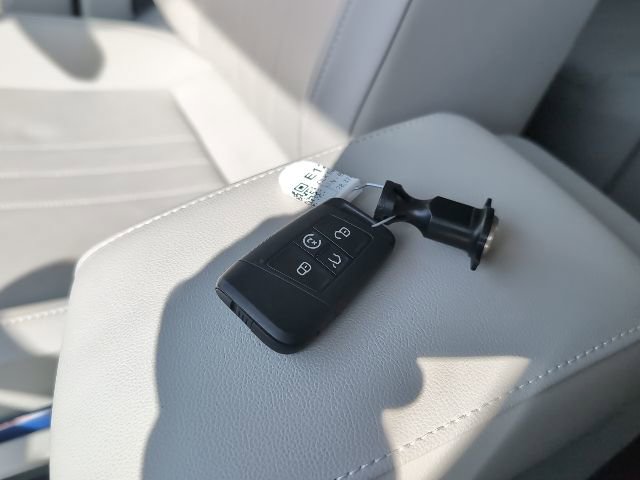 Used 2022 Volkswagen Tiguan SE image 29