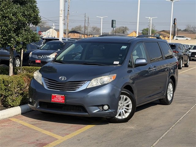 Used 2016 Toyota Sienna XLE w/ XLE Navigation Package image 2