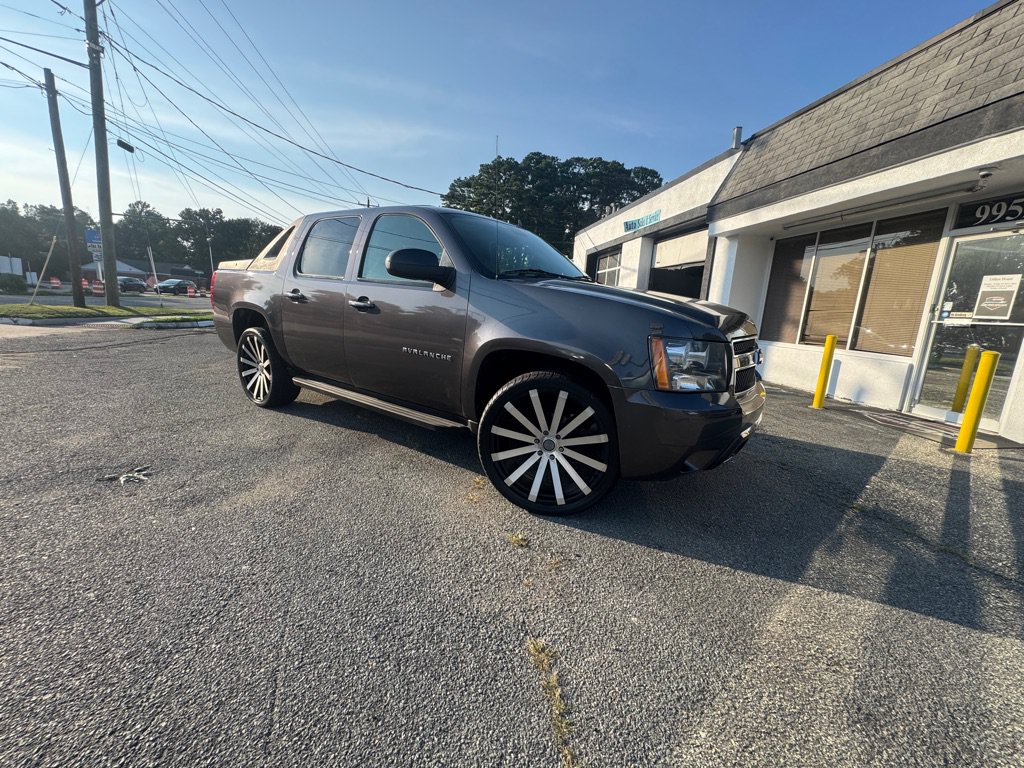 Used 2010 Chevrolet Avalanche LS w/ Interior Plus Package AWD/4WD image 3