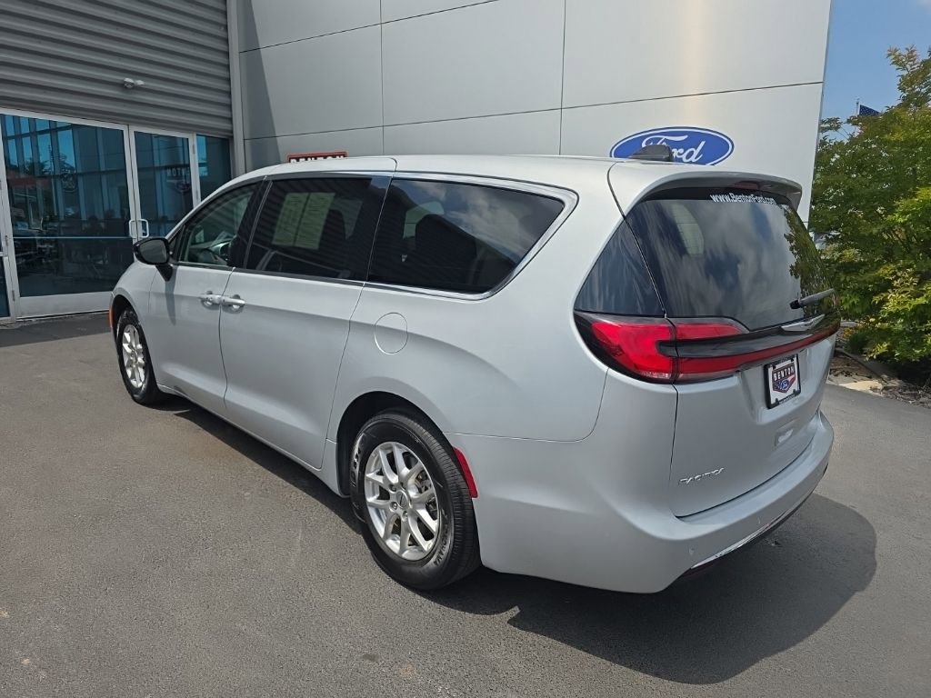 Used 2024 Chrysler Pacifica Touring-L FWD image 8