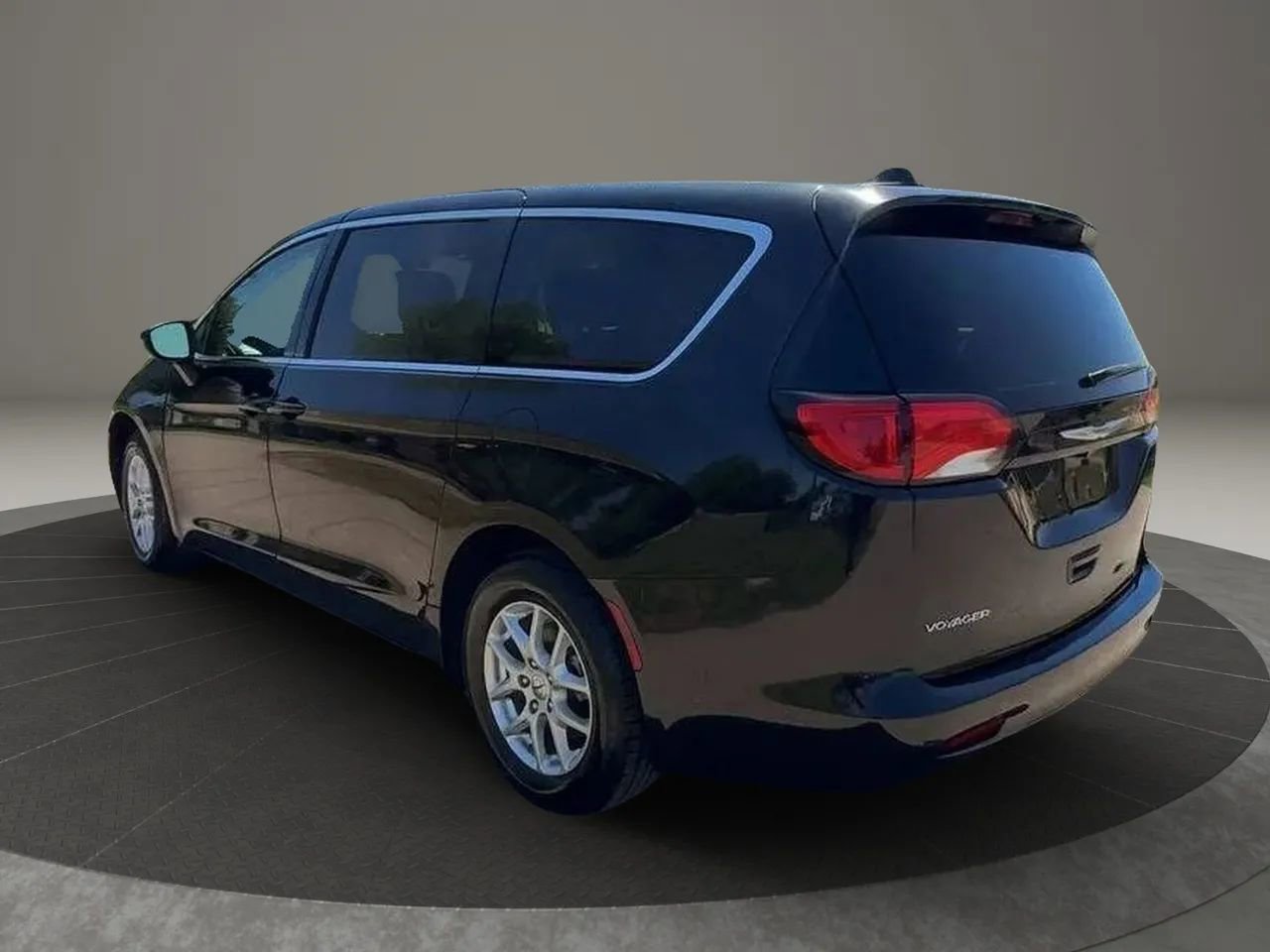 Used 2023 Chrysler Voyager LX FWD image 5