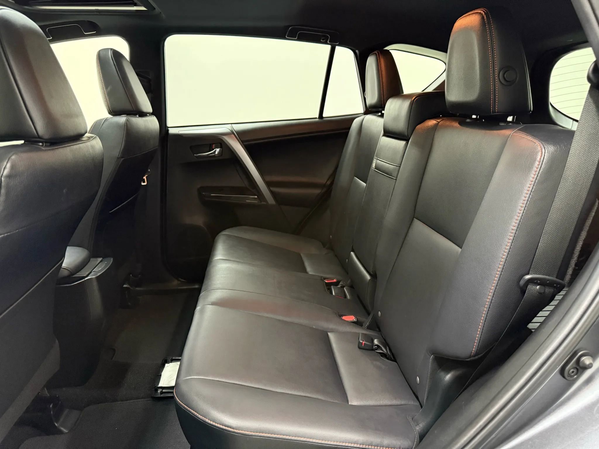 Used 2017 Toyota RAV4 SE w/ Advanced Technology Package image 37