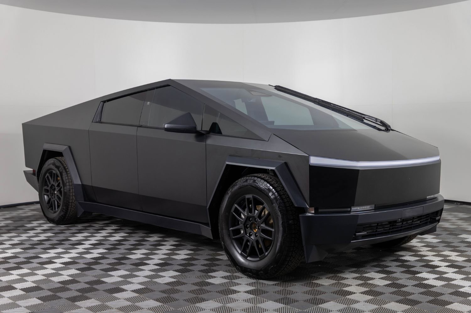 Used 2024 Tesla Cybertruck AWD Crew Cab image 10