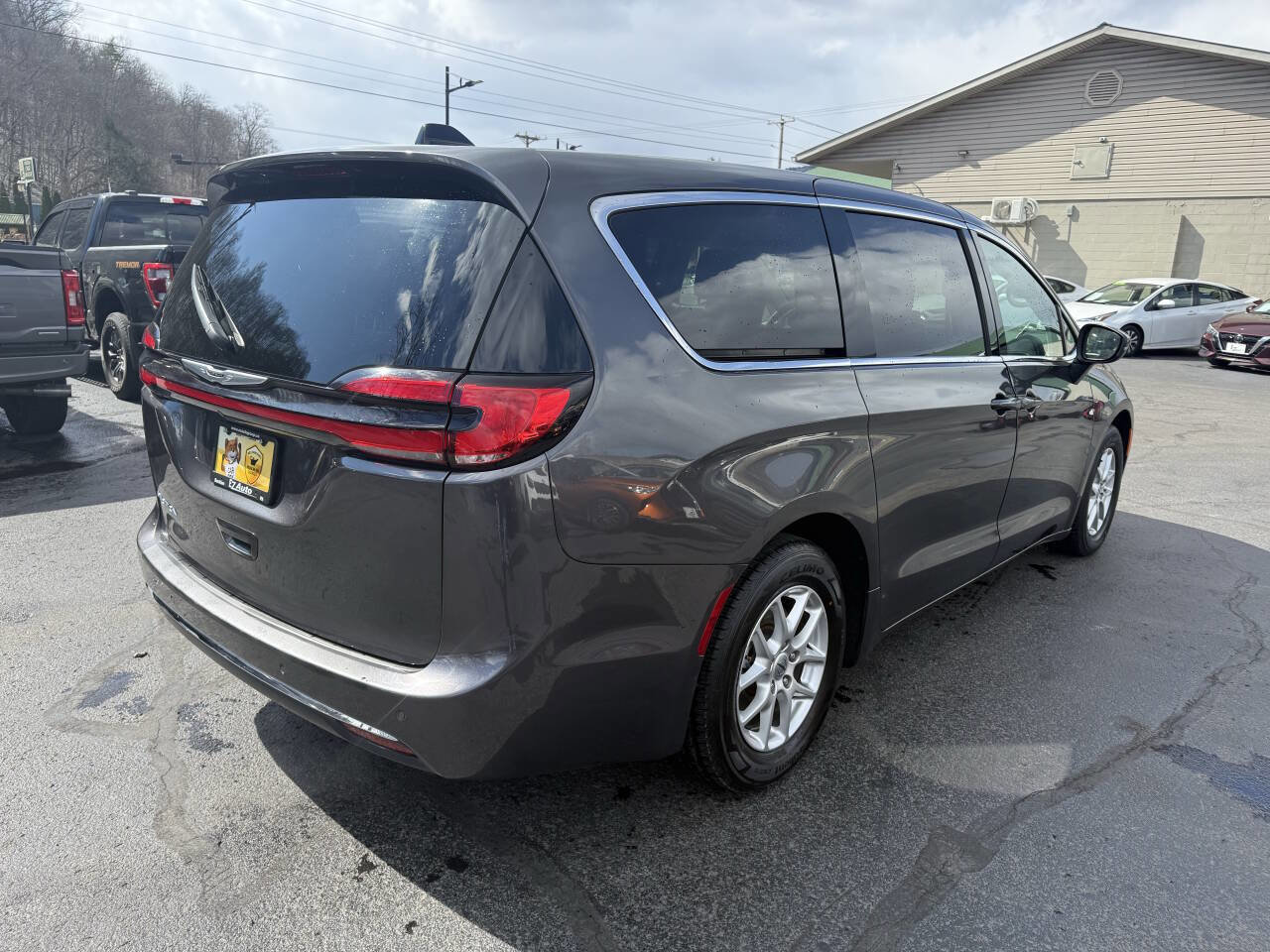 Used 2023 Chrysler Pacifica Touring-L image 9