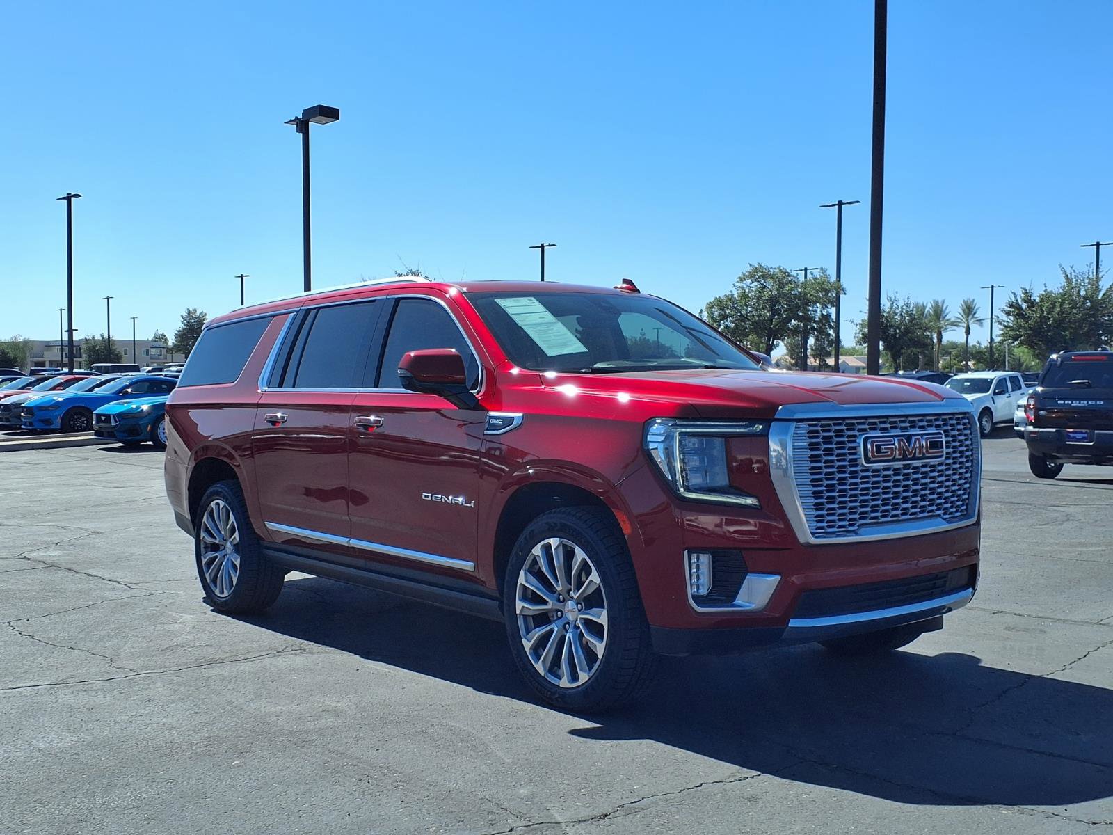 Used 2021 GMC Yukon XL Denali w/ Denali Premium Package AWD/4WD image 8