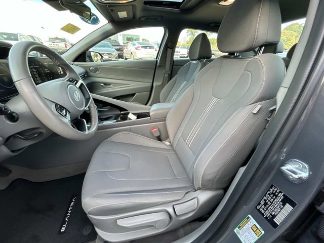 Used 2025 Hyundai Elantra SEL image 18