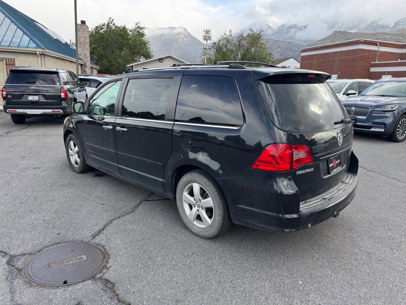 Used 2010 Volkswagen Routan SEL Premium FWD image 3