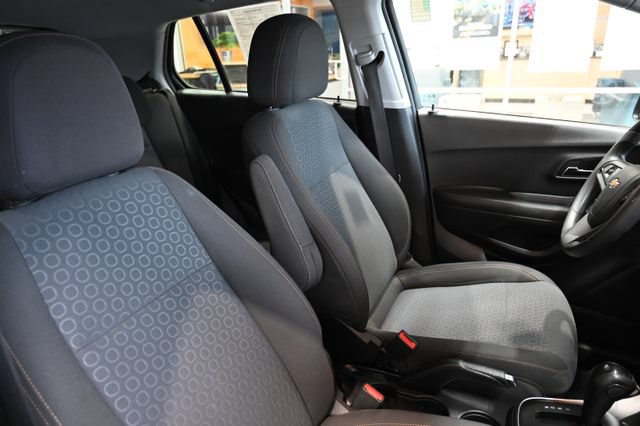 Used 2020 Chevrolet Trax LS w/ Tint and Cruise Package AWD/4WD image 8