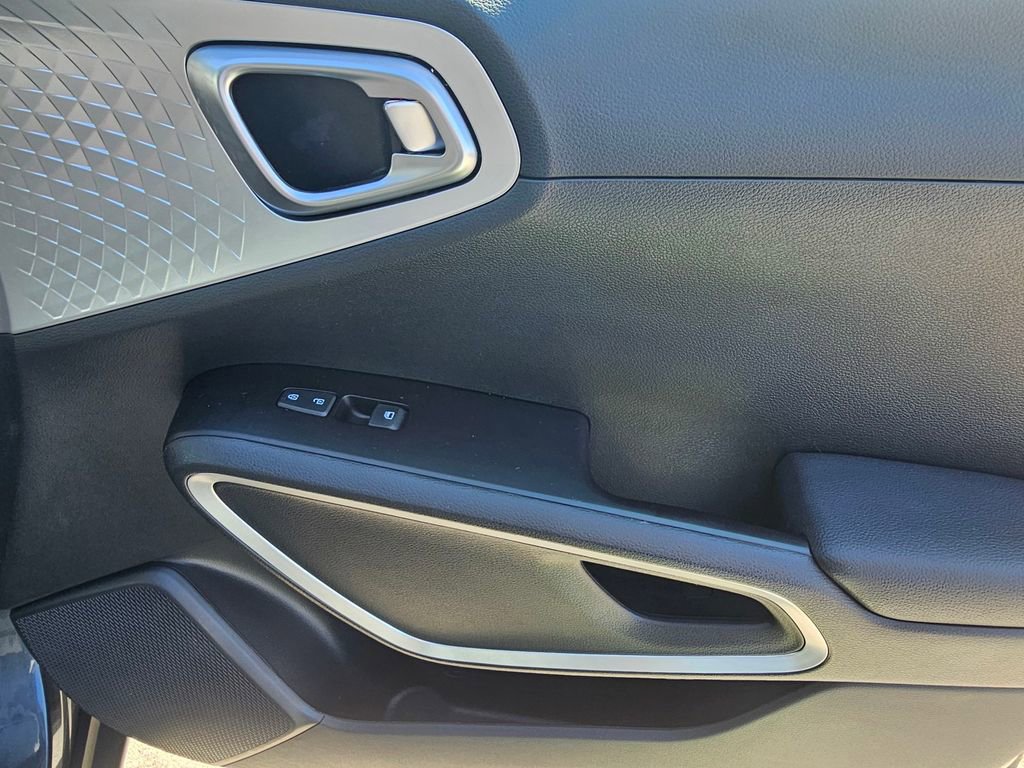 Used 2023 Kia Soul LX image 9