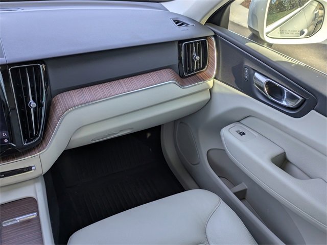 Used 2022 Volvo XC60 B5 Momentum w/ Advanced Package image 17