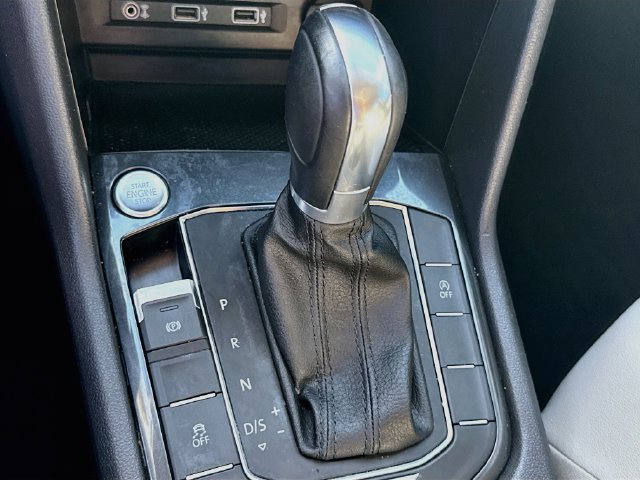 Used 2018 Volkswagen Tiguan SE w/ Panoramic Sunroof Package AWD/4WD image 23